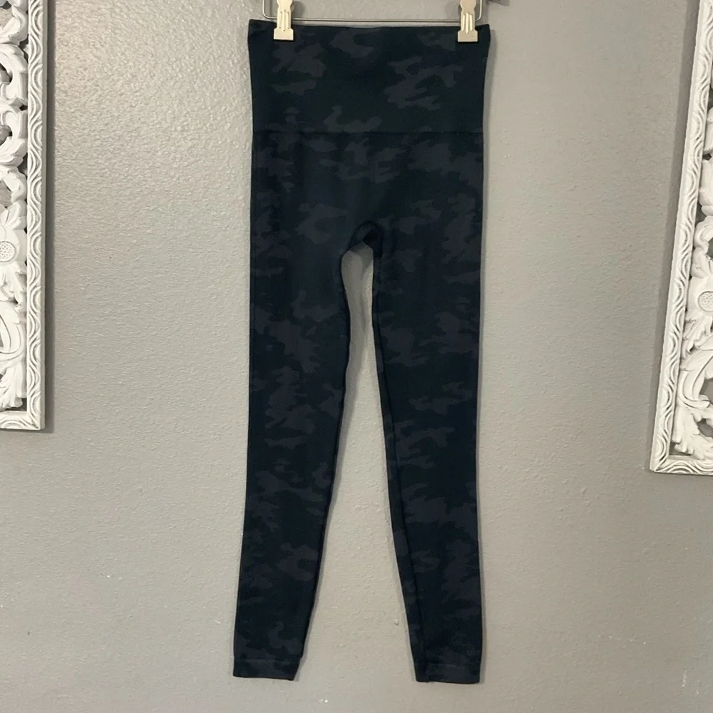 Spanx Cropped Look At Me Now Leggings Size Small Seamless Camo Pull On B62